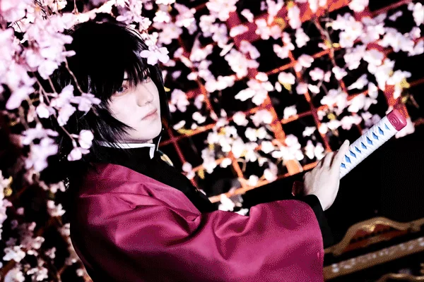 プロフィール画像。桜を背にした和装のポートレート